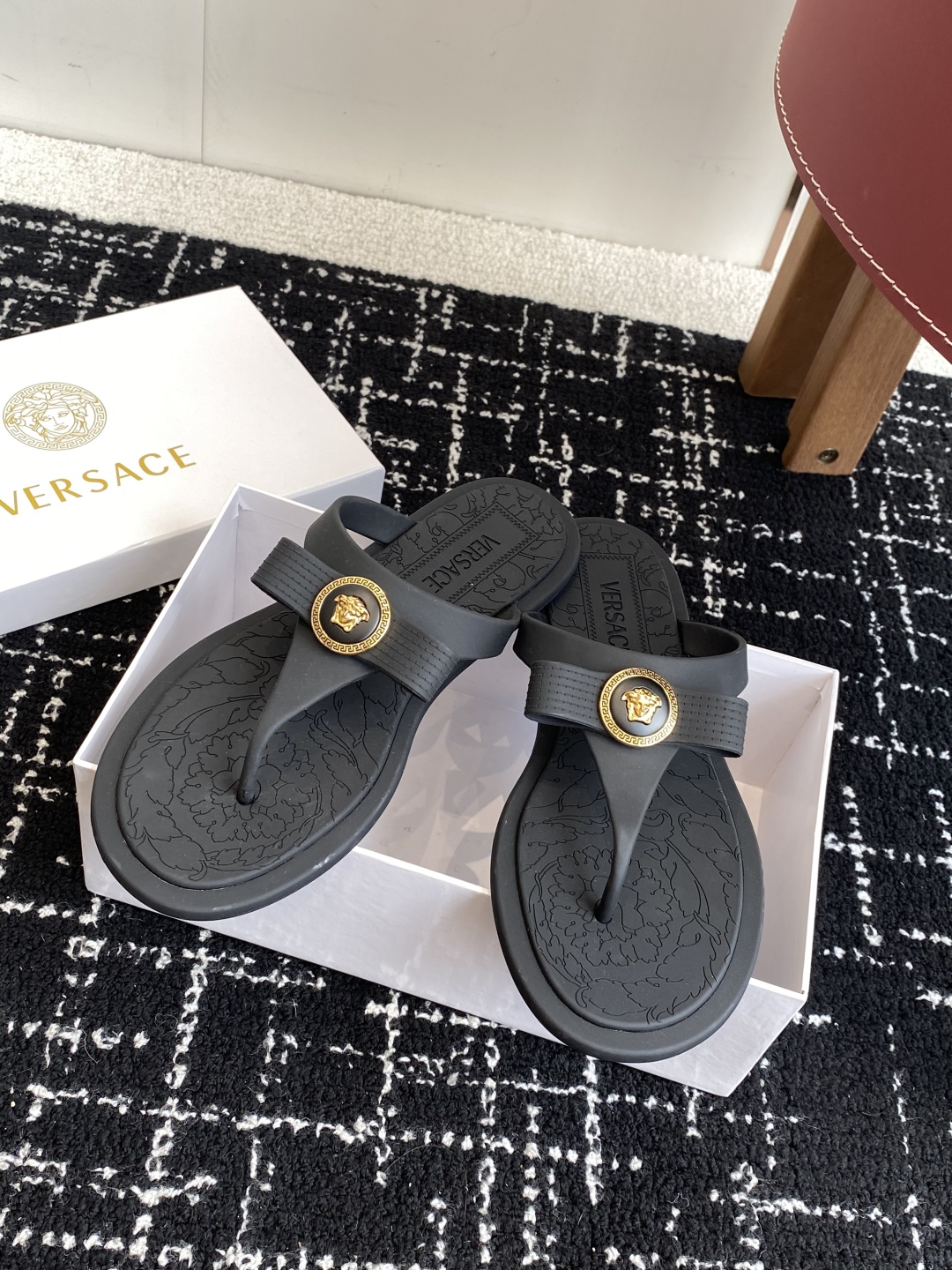 代购级
Versace 范思哲 25ss 果冻拖鞋 

尽显优雅气度的雅致logo，比较休闲中性的一款夹