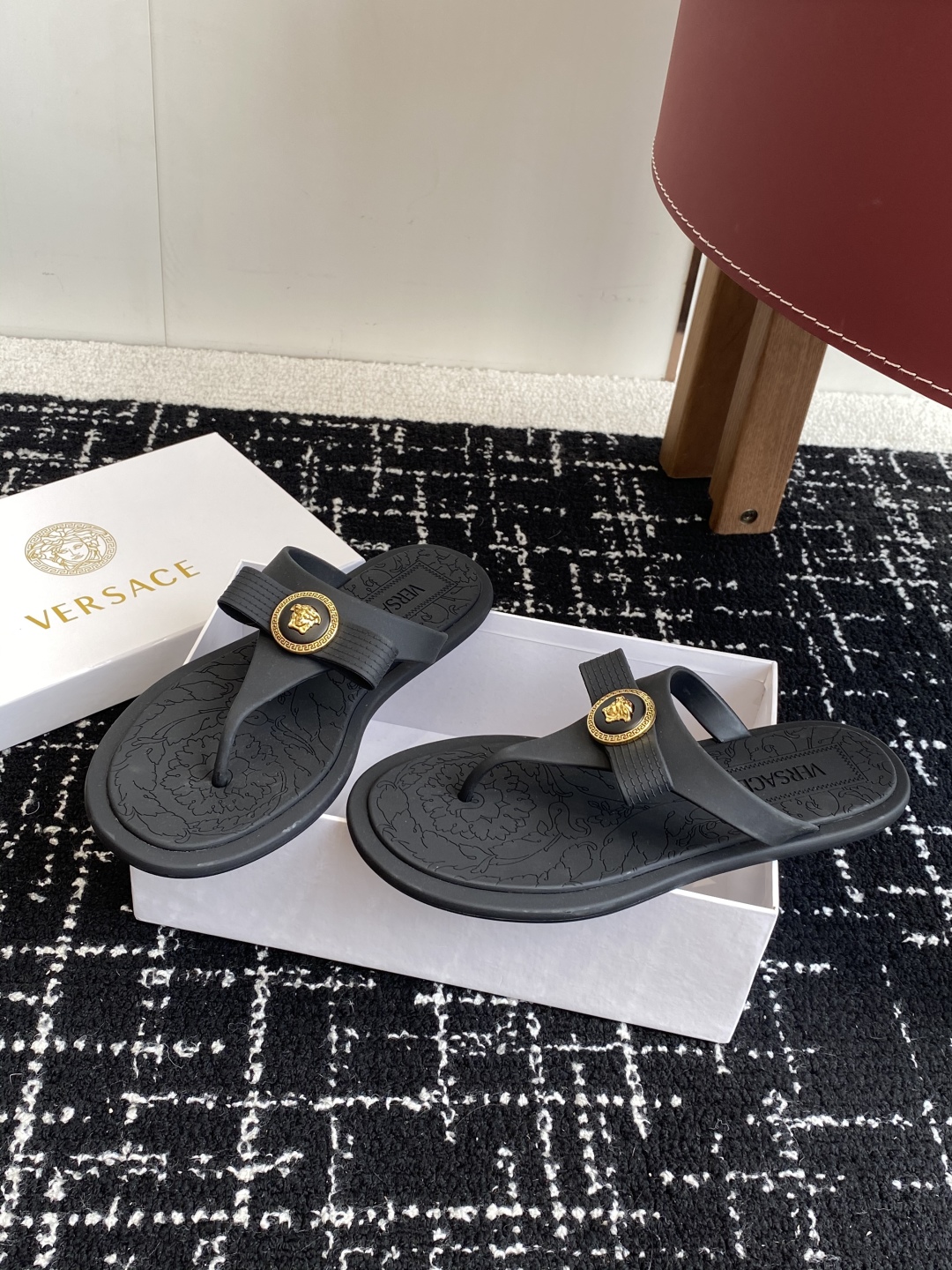 代购级
Versace 范思哲 25ss 果冻拖鞋 

尽显优雅气度的雅致logo，比较休闲中性的一款夹