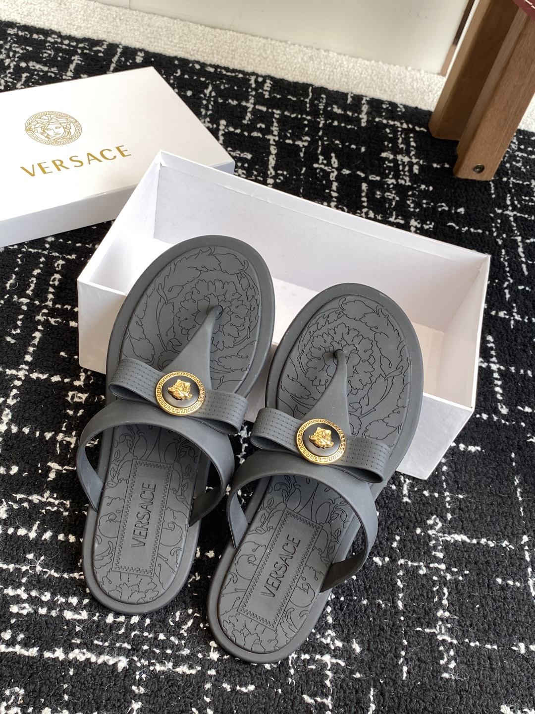 代购级
Versace 范思哲 25ss 果冻拖鞋 

尽显优雅气度的雅致logo，比较休闲中性的一款夹