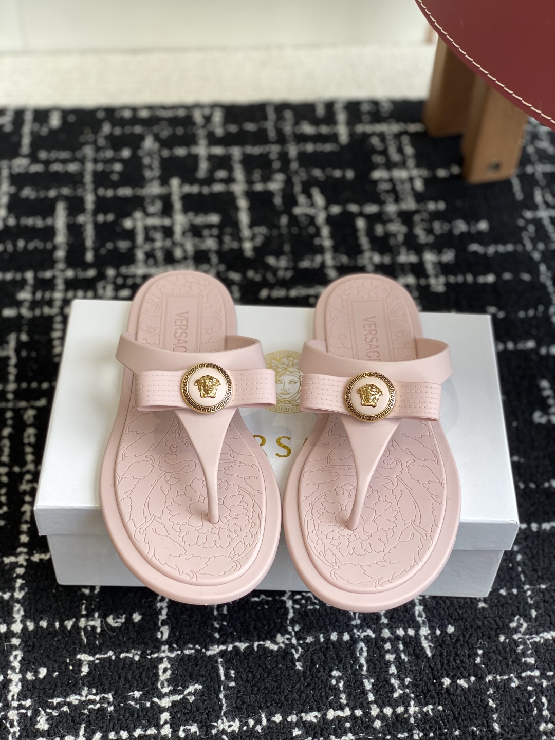 代购级
Versace 范思哲 25ss 果冻拖鞋 

尽显优雅气度的雅致logo，比较休闲中性的一款夹