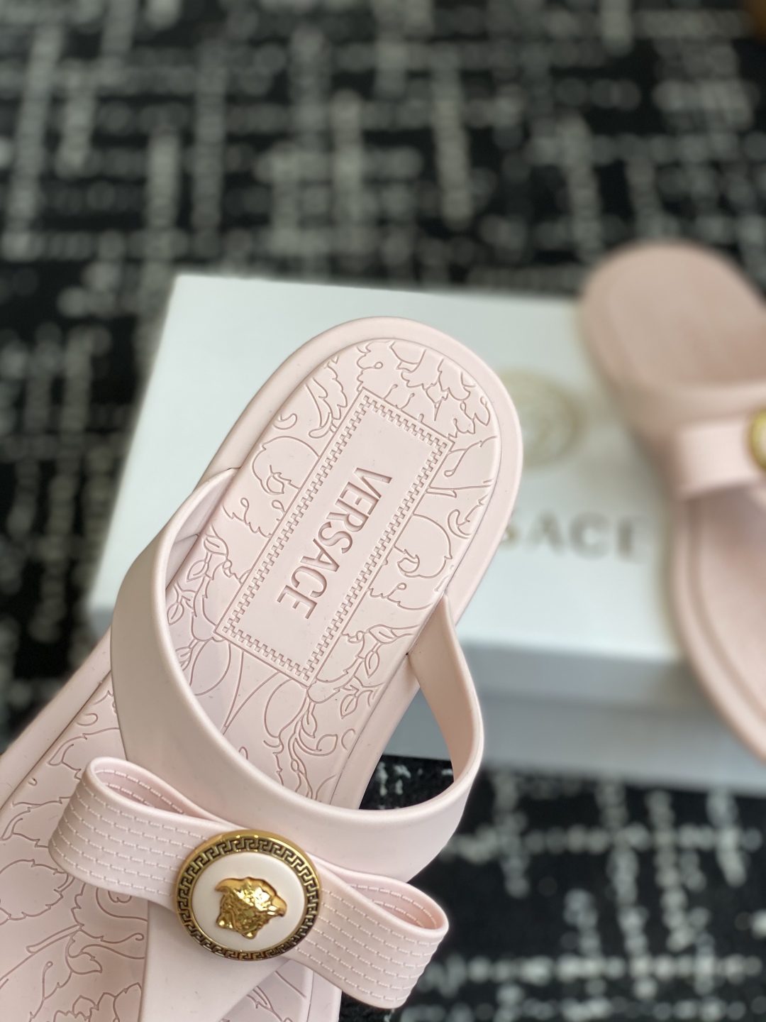 代购级
Versace 范思哲 25ss 果冻拖鞋 

尽显优雅气度的雅致logo，比较休闲中性的一款夹