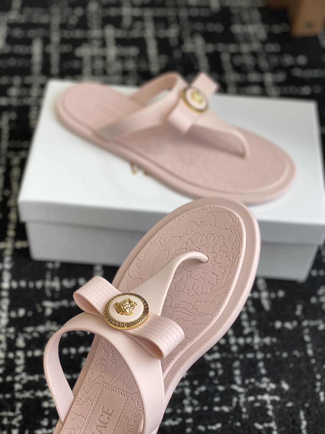 代购级
Versace 范思哲 25ss 果冻拖鞋 

尽显优雅气度的雅致logo，比较休闲中性的一款夹