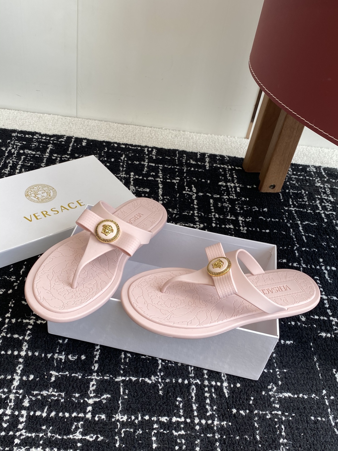 代购级
Versace 范思哲 25ss 果冻拖鞋 

尽显优雅气度的雅致logo，比较休闲中性的一款夹
