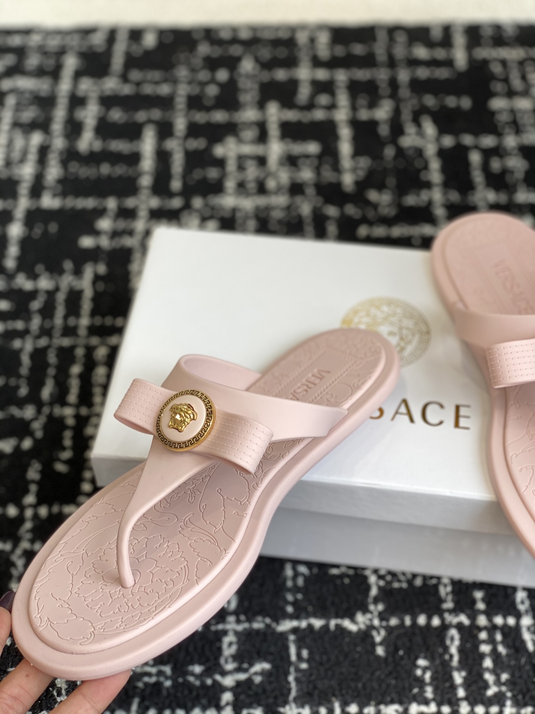 代购级
Versace 范思哲 25ss 果冻拖鞋 

尽显优雅气度的雅致logo，比较休闲中性的一款夹