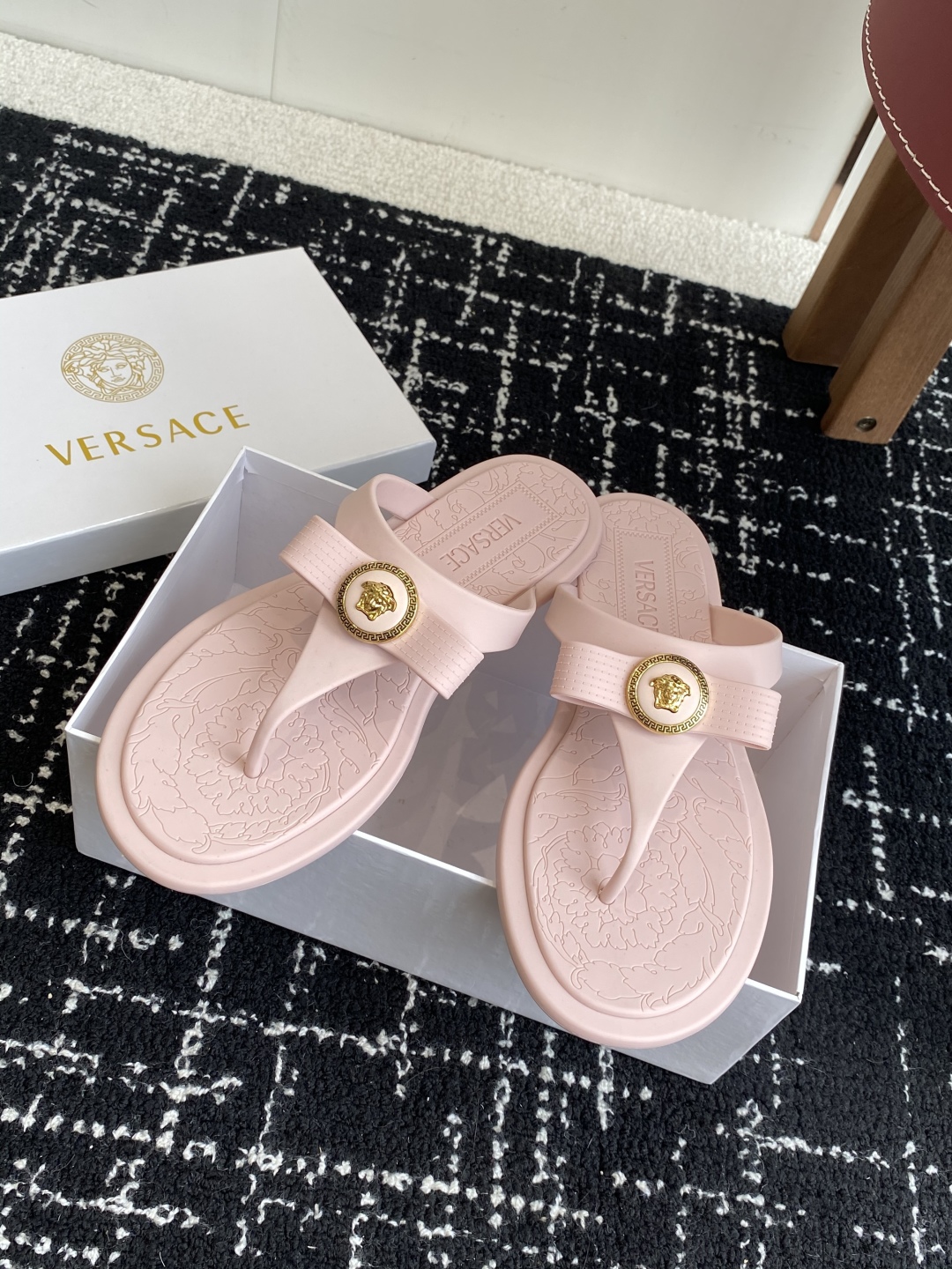 代购级
Versace 范思哲 25ss 果冻拖鞋 

尽显优雅气度的雅致logo，比较休闲中性的一款夹