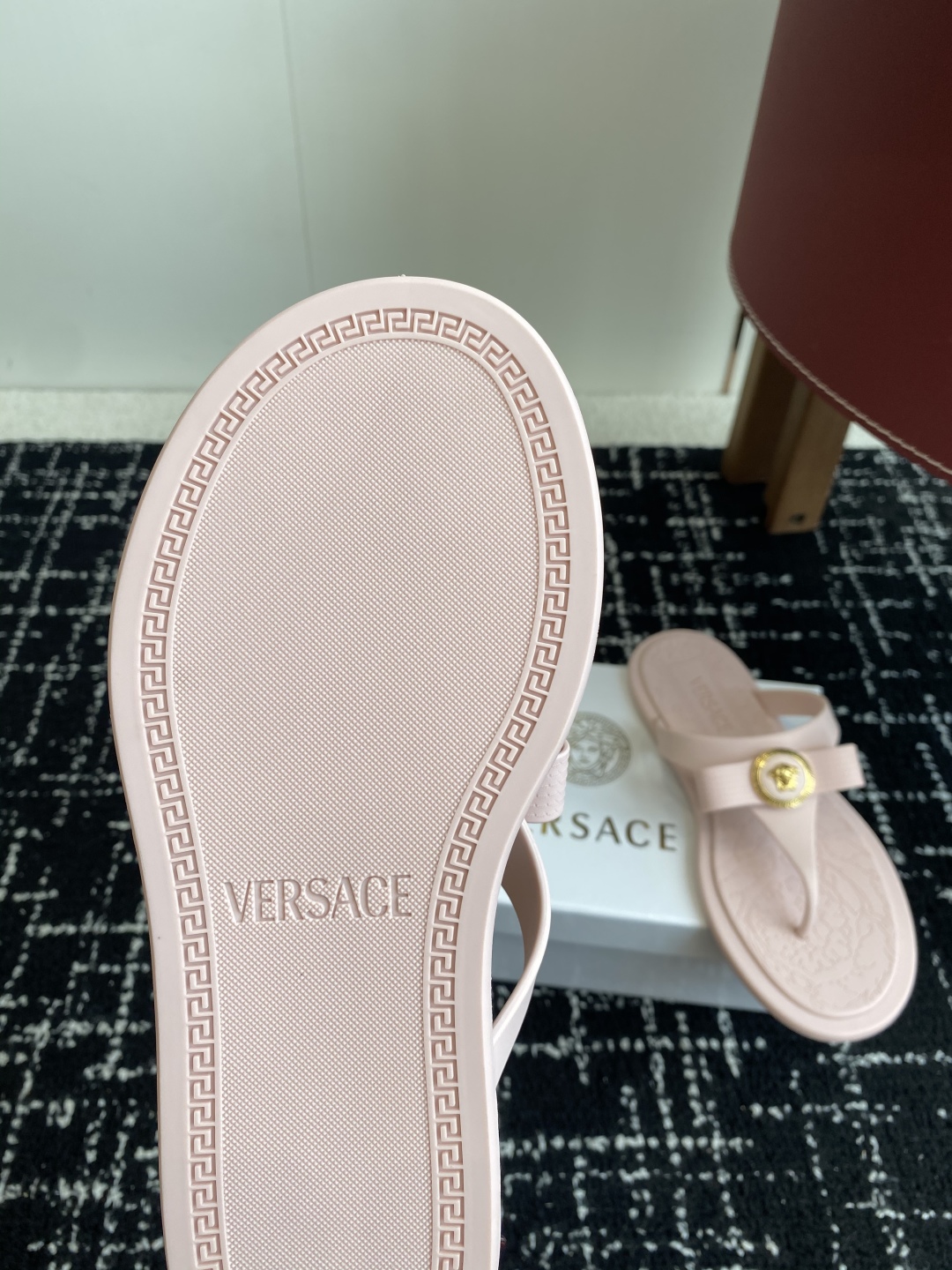 代购级
Versace 范思哲 25ss 果冻拖鞋 

尽显优雅气度的雅致logo，比较休闲中性的一款夹