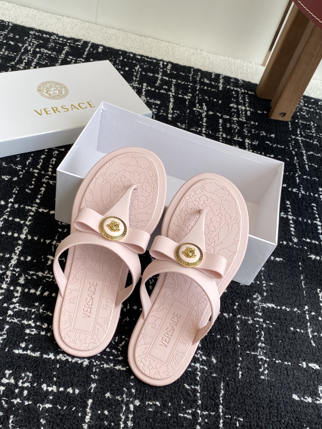 代购级
Versace 范思哲 25ss 果冻拖鞋 

尽显优雅气度的雅致logo，比较休闲中性的一款夹
