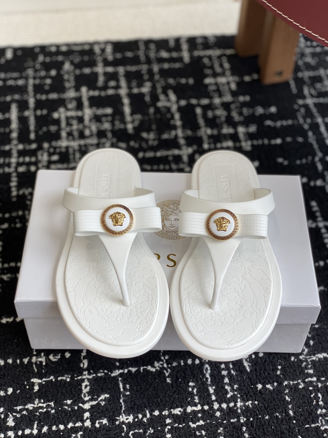 代购级
Versace 范思哲 25ss 果冻拖鞋 

尽显优雅气度的雅致logo，比较休闲中性的一款夹