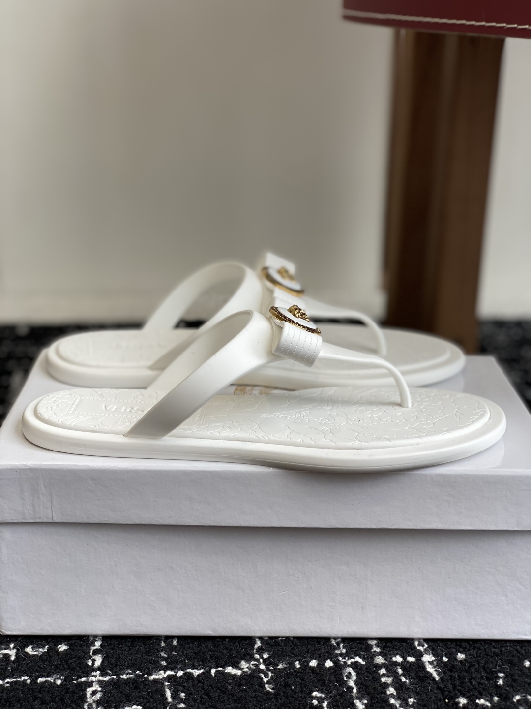 代购级
Versace 范思哲 25ss 果冻拖鞋 

尽显优雅气度的雅致logo，比较休闲中性的一款夹