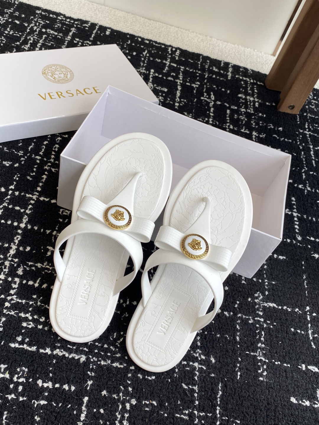 代购级
Versace 范思哲 25ss 果冻拖鞋 

尽显优雅气度的雅致logo，比较休闲中性的一款夹