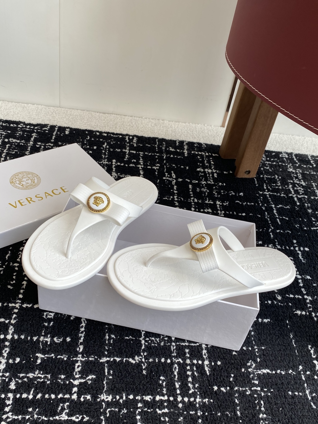 代购级
Versace 范思哲 25ss 果冻拖鞋 

尽显优雅气度的雅致logo，比较休闲中性的一款夹