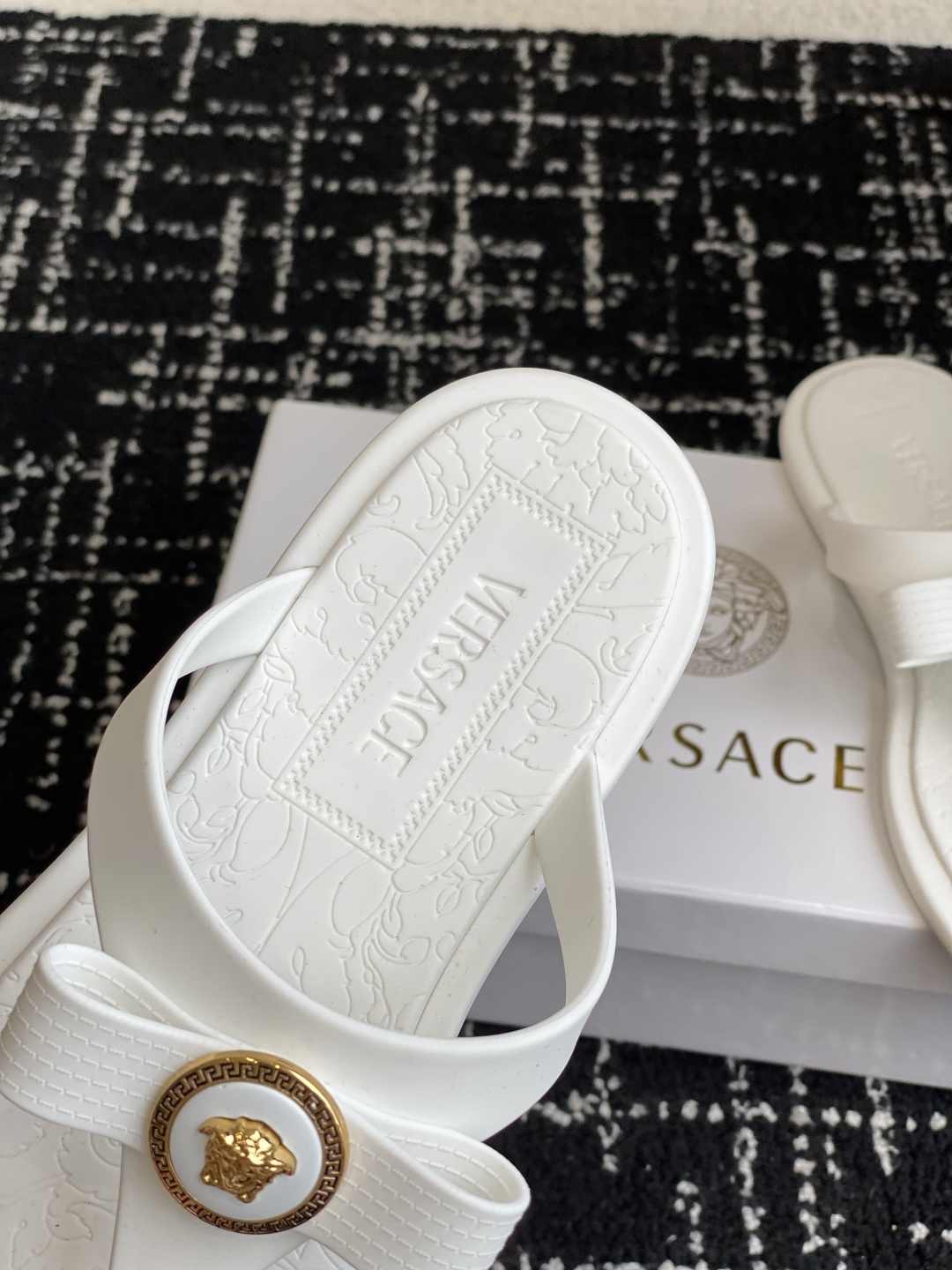 代购级
Versace 范思哲 25ss 果冻拖鞋 

尽显优雅气度的雅致logo，比较休闲中性的一款夹