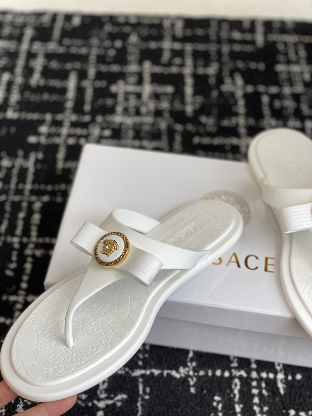代购级
Versace 范思哲 25ss 果冻拖鞋 

尽显优雅气度的雅致logo，比较休闲中性的一款夹