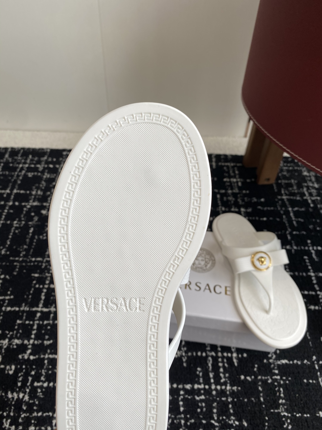 代购级
Versace 范思哲 25ss 果冻拖鞋 

尽显优雅气度的雅致logo，比较休闲中性的一款夹