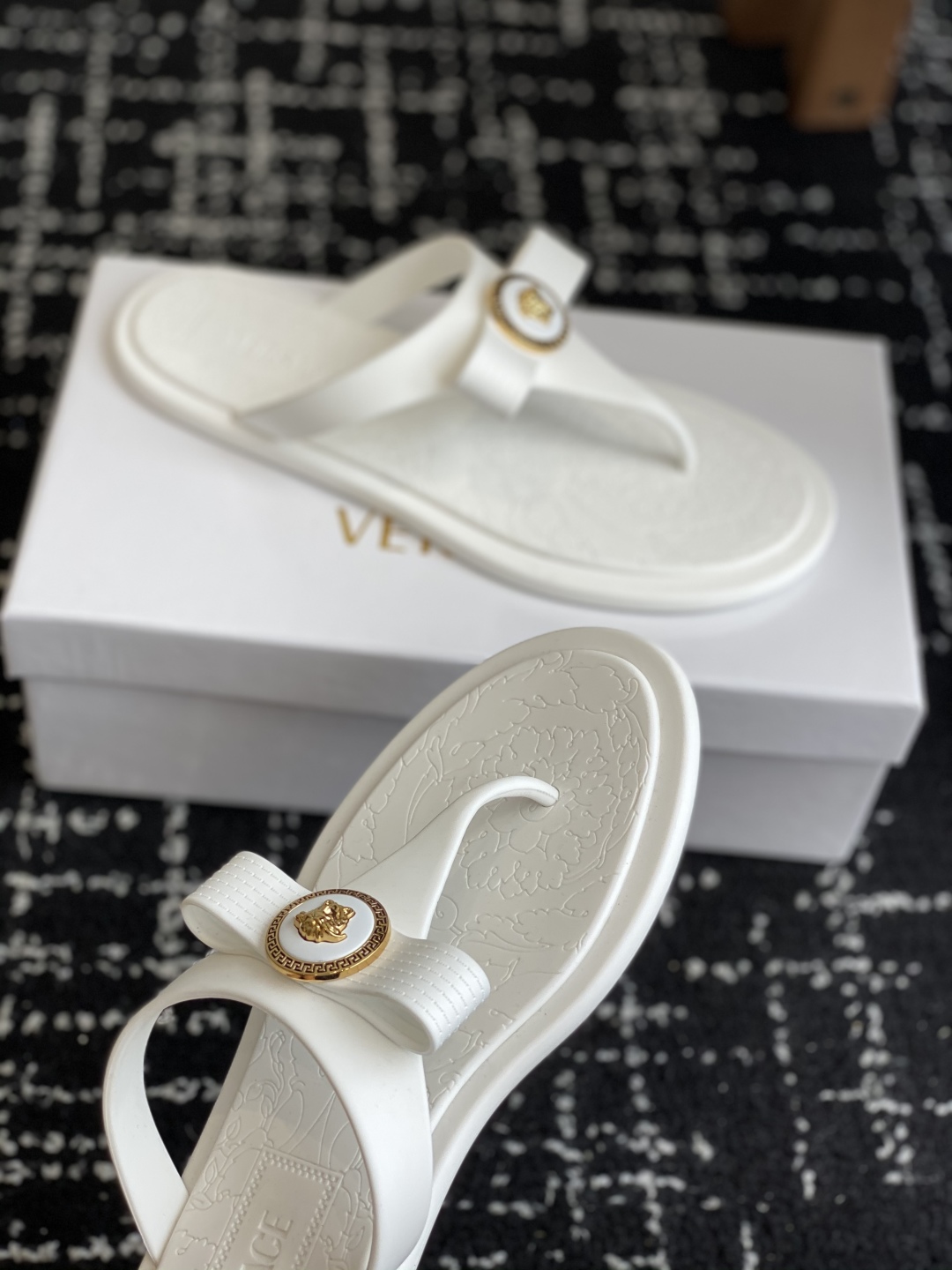 代购级
Versace 范思哲 25ss 果冻拖鞋 

尽显优雅气度的雅致logo，比较休闲中性的一款夹