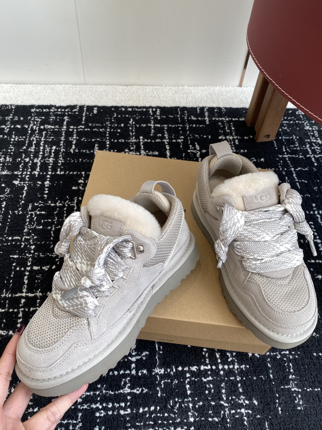 代购级
UGG.梅尔休闲鞋 （街头款）8890  

2cm超轻鞋底，牛皮➕网状织物鞋面 穿着舒服，时尚