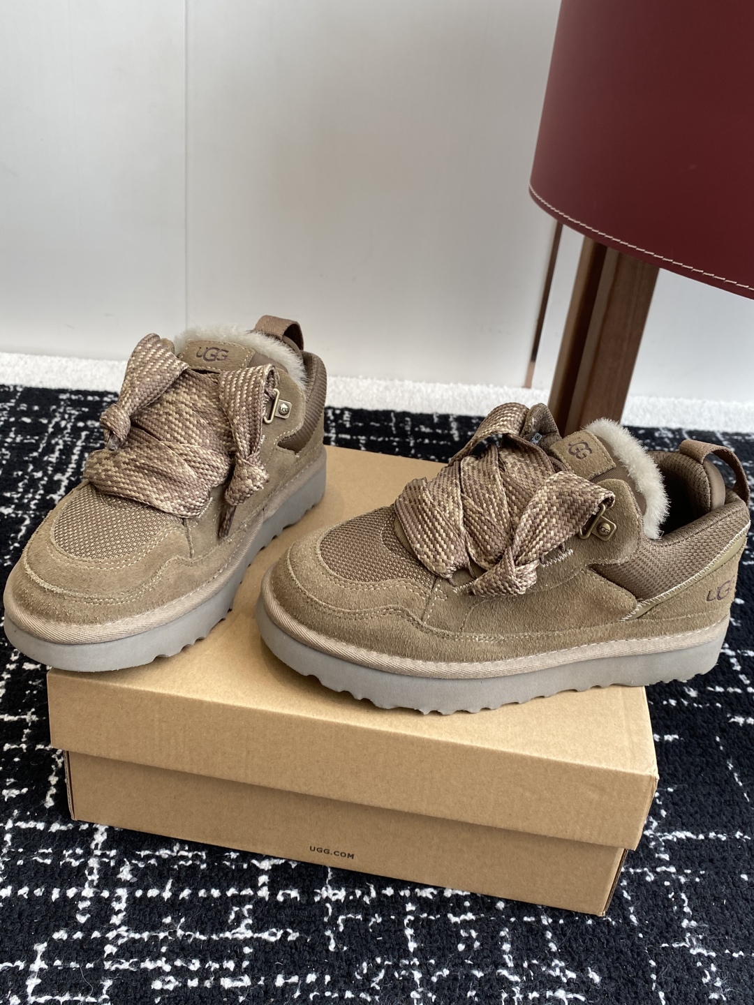 代购级
UGG.梅尔休闲鞋 （街头款）8890  

2cm超轻鞋底，牛皮➕网状织物鞋面 穿着舒服，时尚