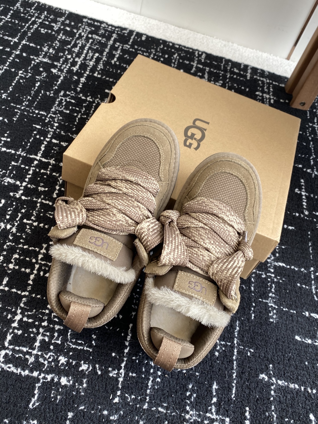 代购级
UGG.梅尔休闲鞋 （街头款）8890  

2cm超轻鞋底，牛皮➕网状织物鞋面 穿着舒服，时尚