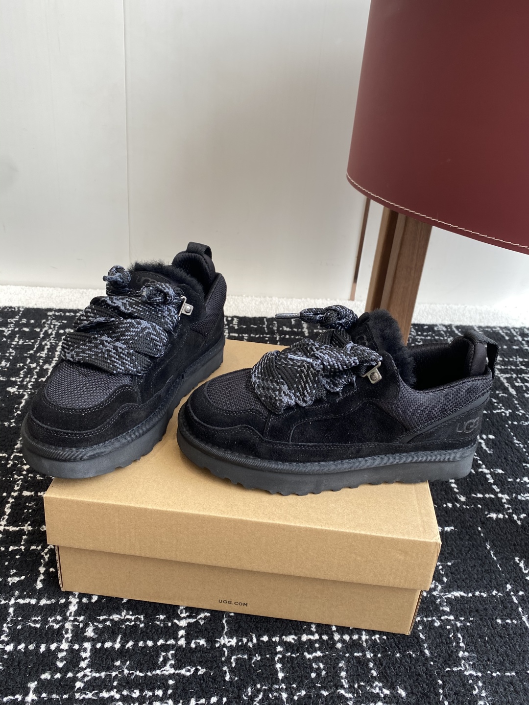 代购级
UGG.梅尔休闲鞋 （街头款）8890  

2cm超轻鞋底，牛皮➕网状织物鞋面 穿着舒服，时尚
