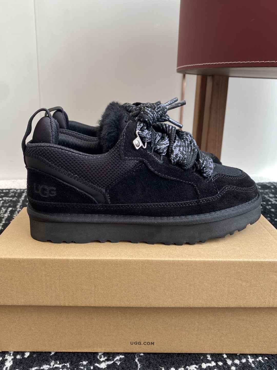 代购级
UGG.梅尔休闲鞋 （街头款）8890  

2cm超轻鞋底，牛皮➕网状织物鞋面 穿着舒服，时尚