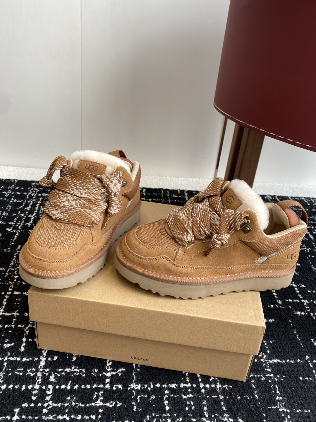 代购级
UGG.梅尔休闲鞋 （街头款）8890  

2cm超轻鞋底，牛皮➕网状织物鞋面 穿着舒服，时尚