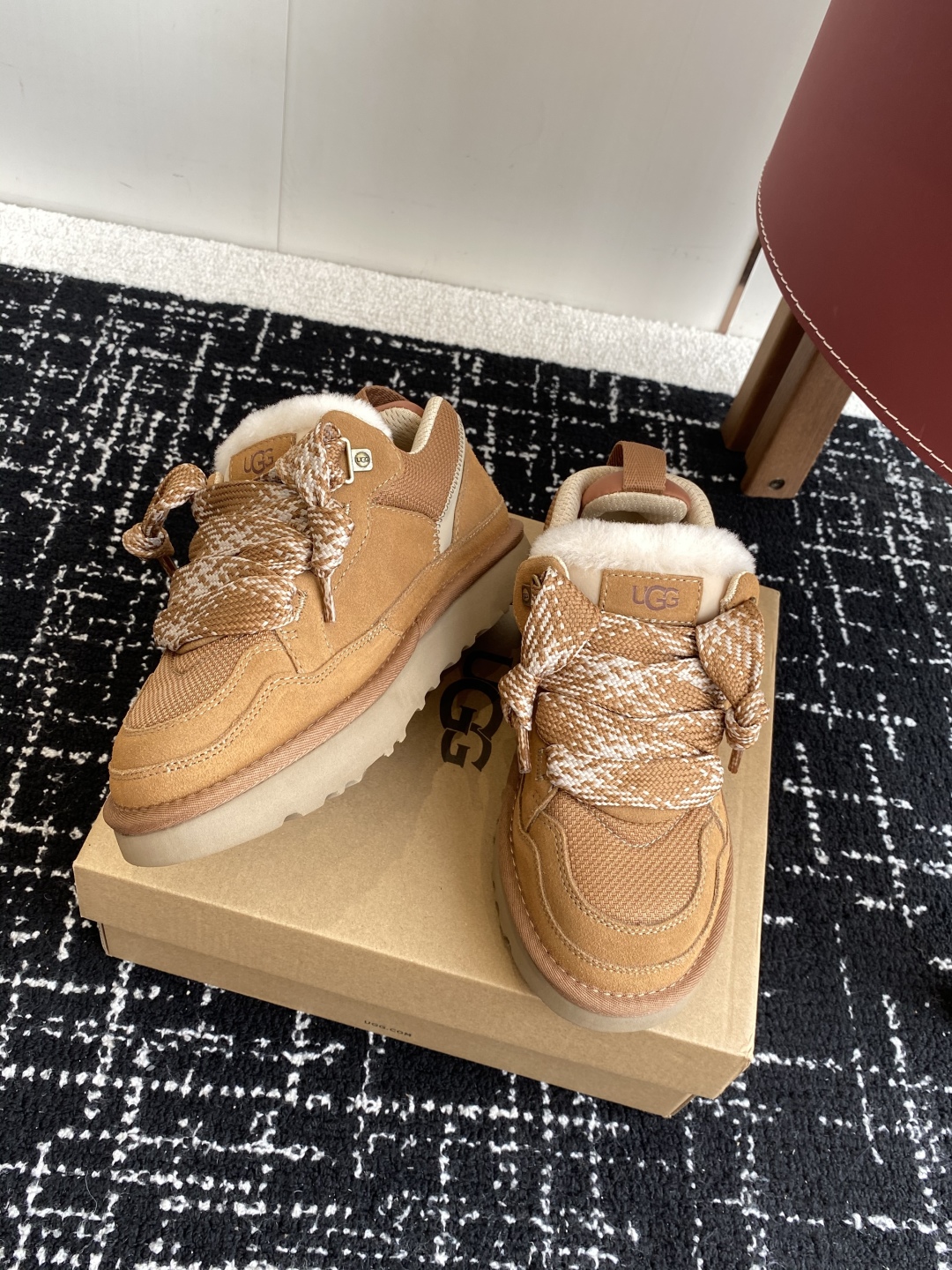 代购级
UGG.梅尔休闲鞋 （街头款）8890  

2cm超轻鞋底，牛皮➕网状织物鞋面 穿着舒服，时尚