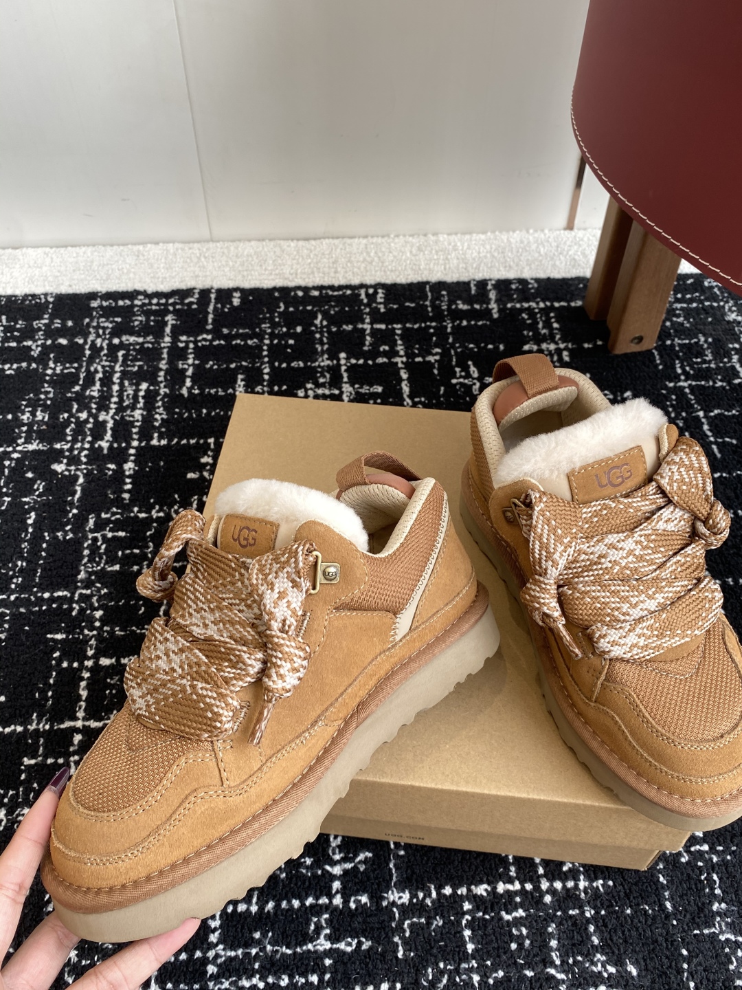 代购级
UGG.梅尔休闲鞋 （街头款）8890  

2cm超轻鞋底，牛皮➕网状织物鞋面 穿着舒服，时尚