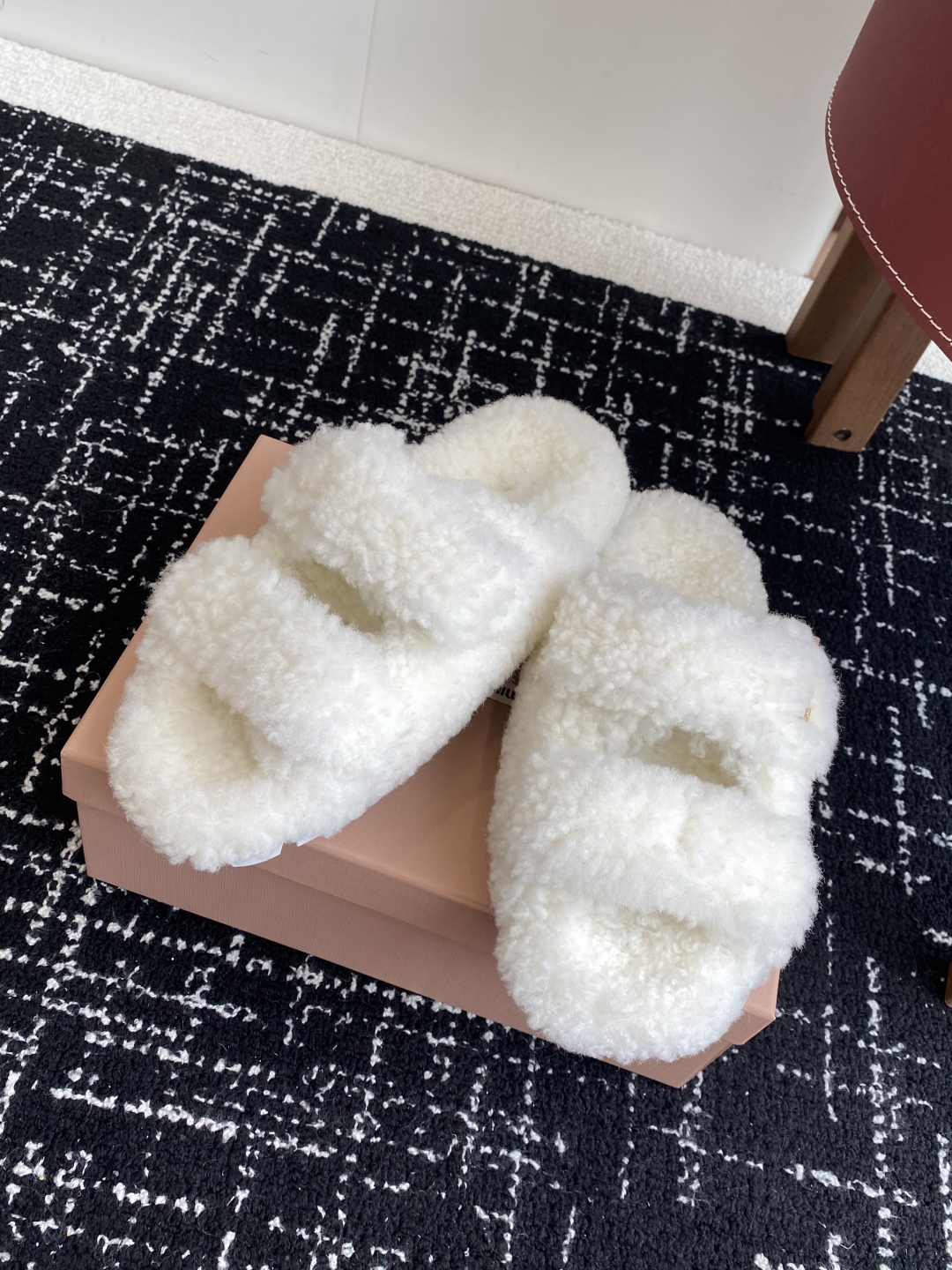 代购级
Miu Miu 25ss 秋冬新品毛拖～ 秋冬新宠 百搭时髦单品！

不管居家还是外穿都是品味的