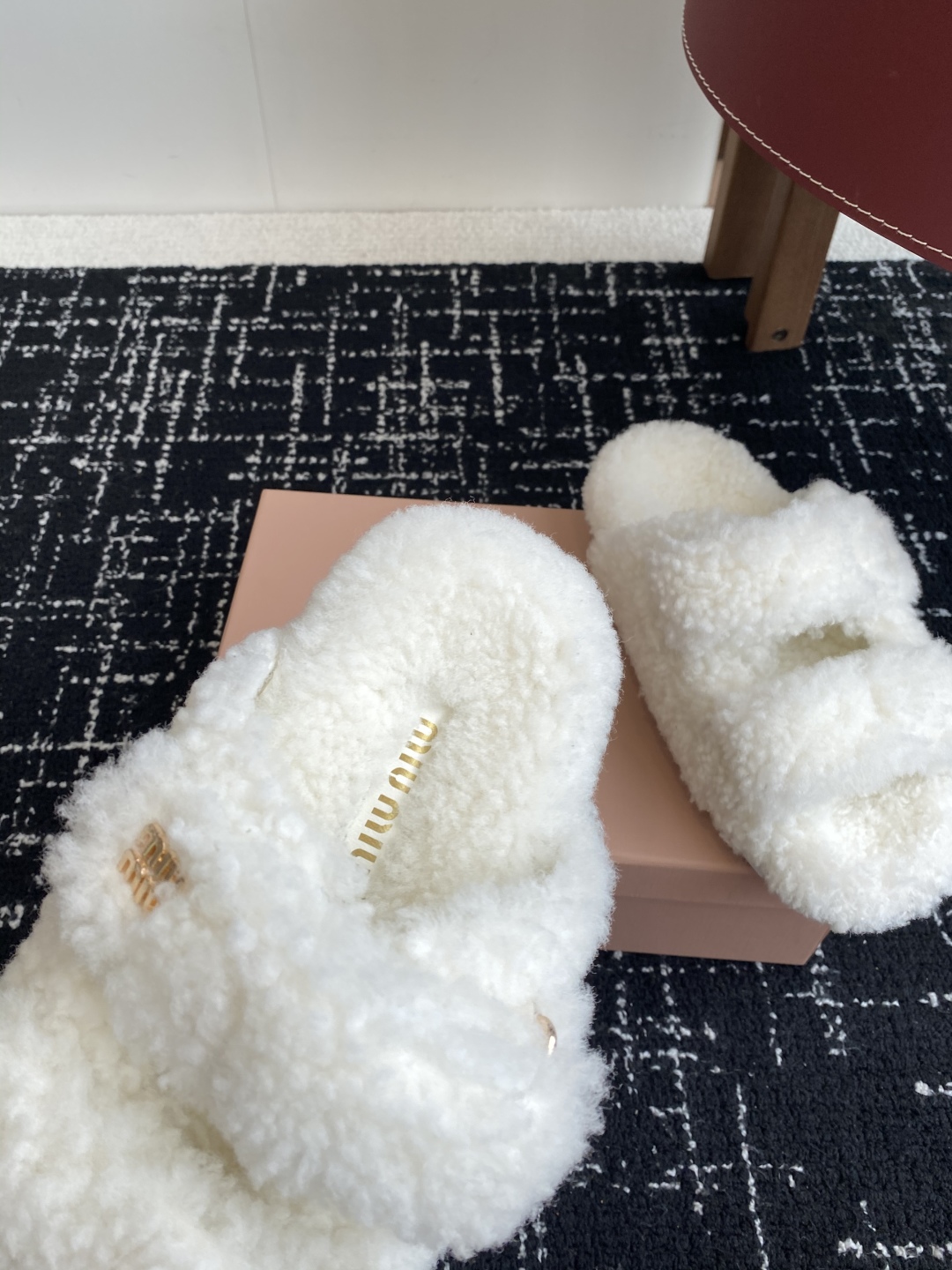 代购级
Miu Miu 25ss 秋冬新品毛拖～ 秋冬新宠 百搭时髦单品！

不管居家还是外穿都是品味的