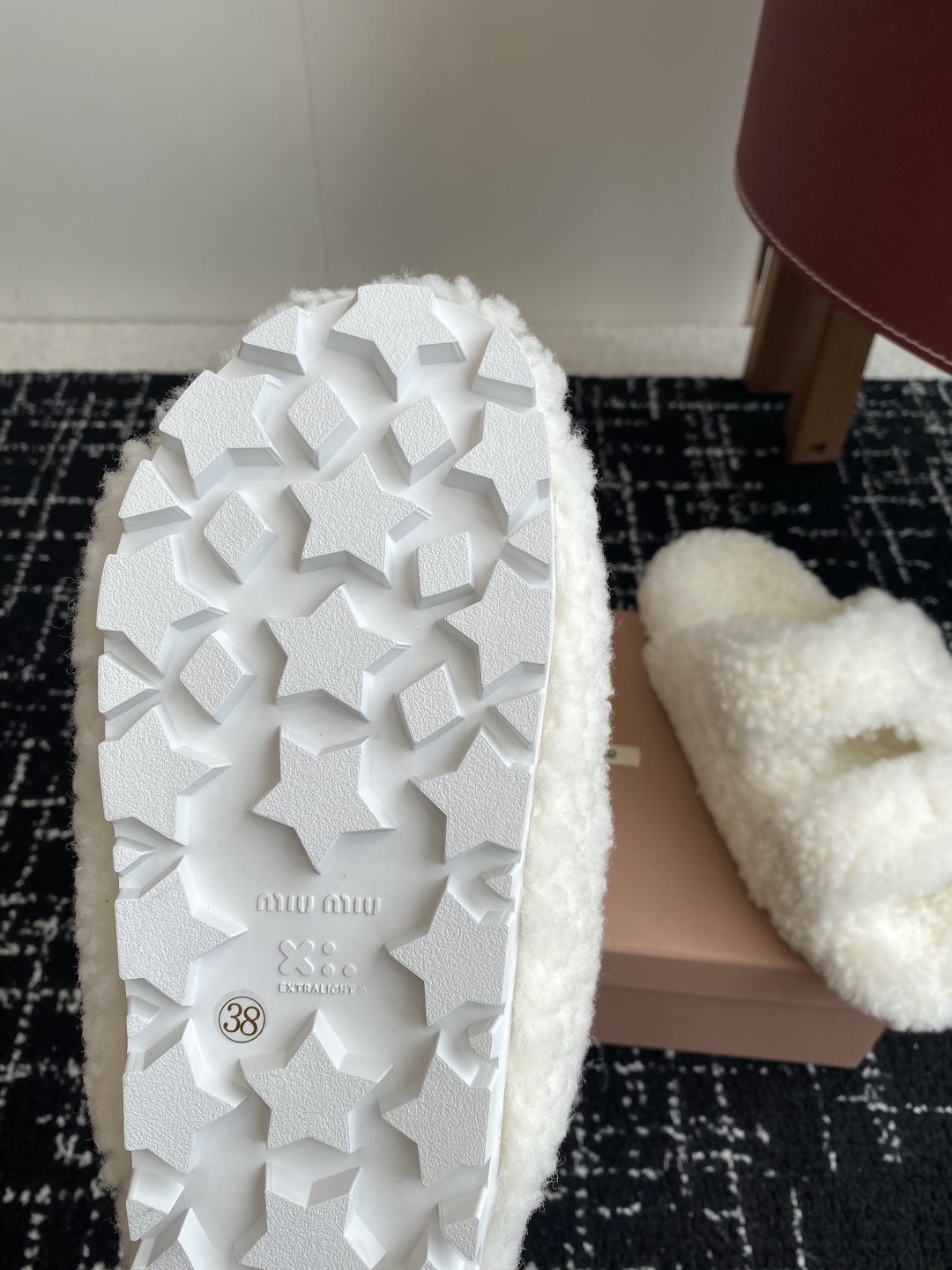 代购级
Miu Miu 25ss 秋冬新品毛拖～ 秋冬新宠 百搭时髦单品！

不管居家还是外穿都是品味的