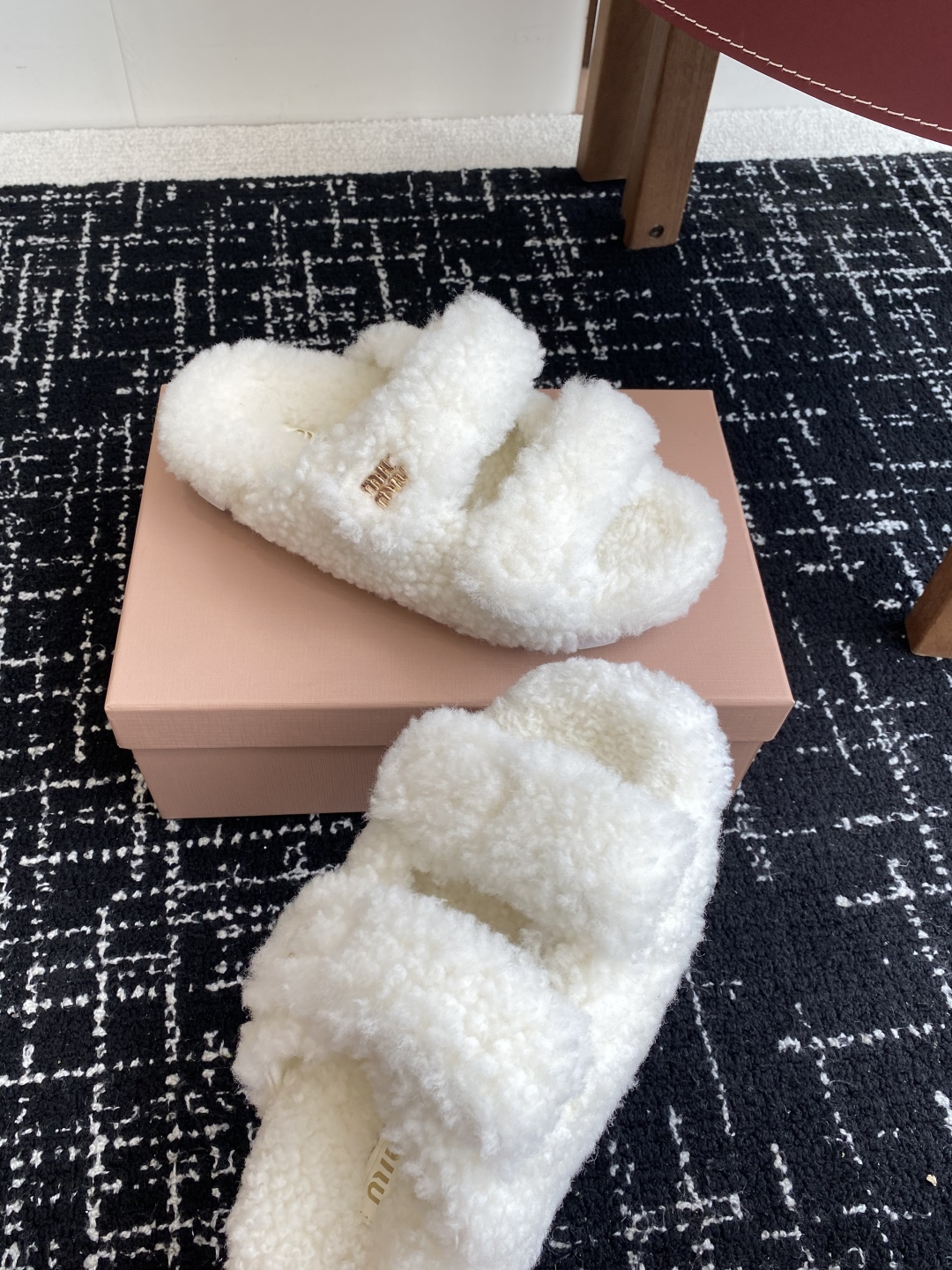 代购级
Miu Miu 25ss 秋冬新品毛拖～ 秋冬新宠 百搭时髦单品！

不管居家还是外穿都是品味的