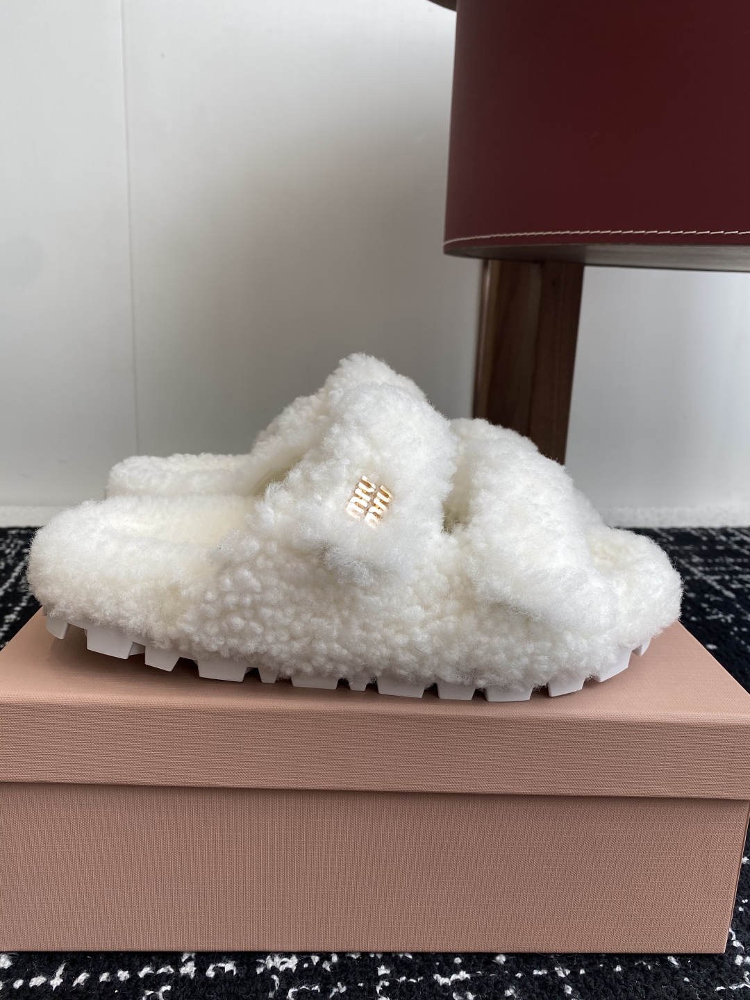 代购级
Miu Miu 25ss 秋冬新品毛拖～ 秋冬新宠 百搭时髦单品！

不管居家还是外穿都是品味的
