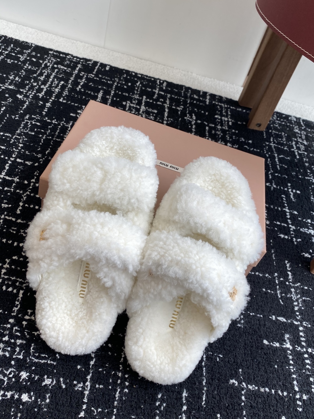 代购级
Miu Miu 25ss 秋冬新品毛拖～ 秋冬新宠 百搭时髦单品！

不管居家还是外穿都是品味的