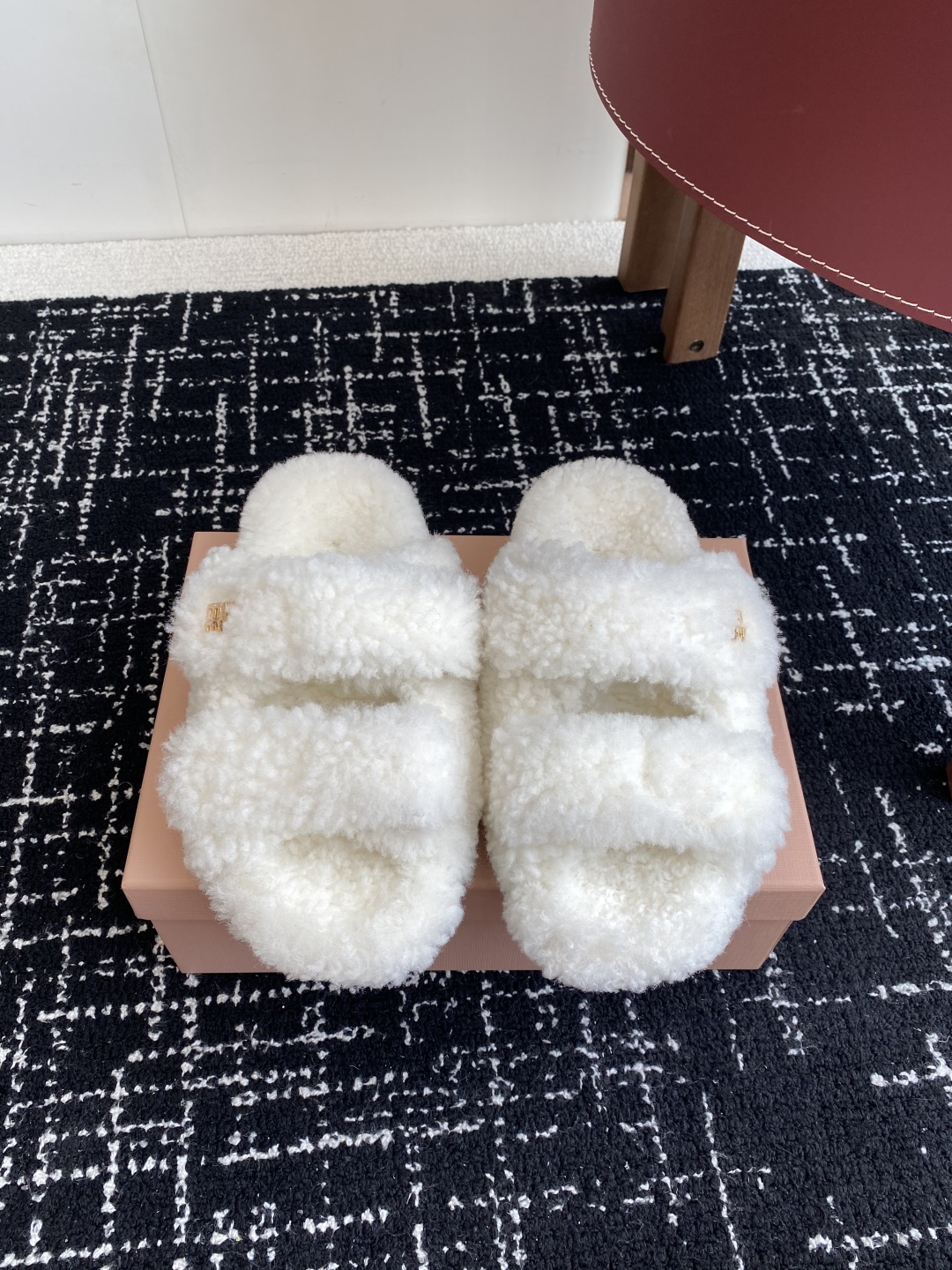 代购级
Miu Miu 25ss 秋冬新品毛拖～ 秋冬新宠 百搭时髦单品！

不管居家还是外穿都是品味的