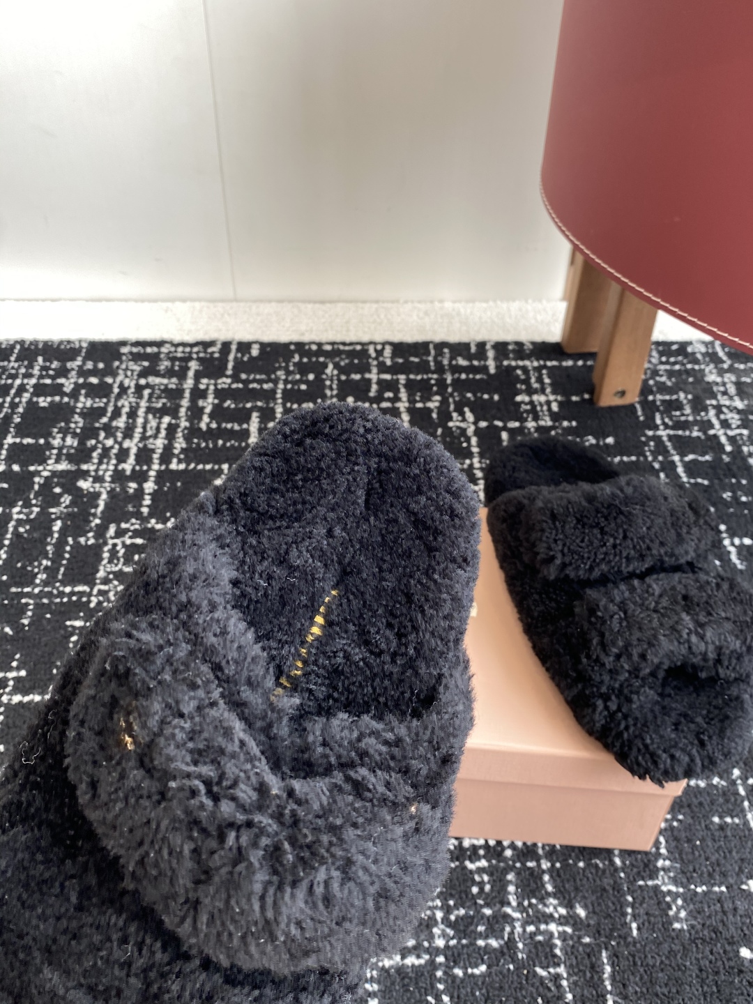 代购级
Miu Miu 25ss 秋冬新品毛拖～ 秋冬新宠 百搭时髦单品！

不管居家还是外穿都是品味的