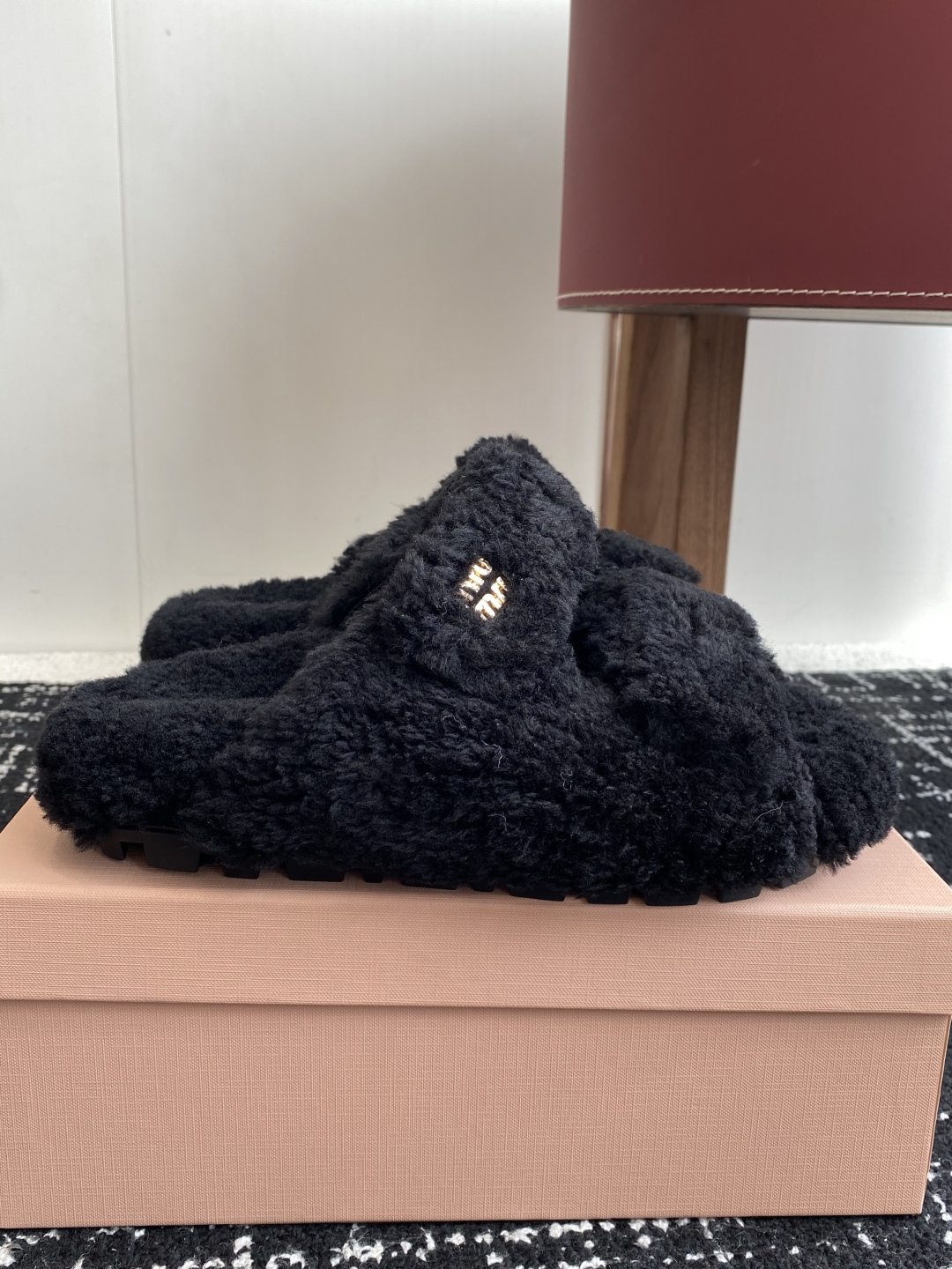 代购级
Miu Miu 25ss 秋冬新品毛拖～ 秋冬新宠 百搭时髦单品！

不管居家还是外穿都是品味的