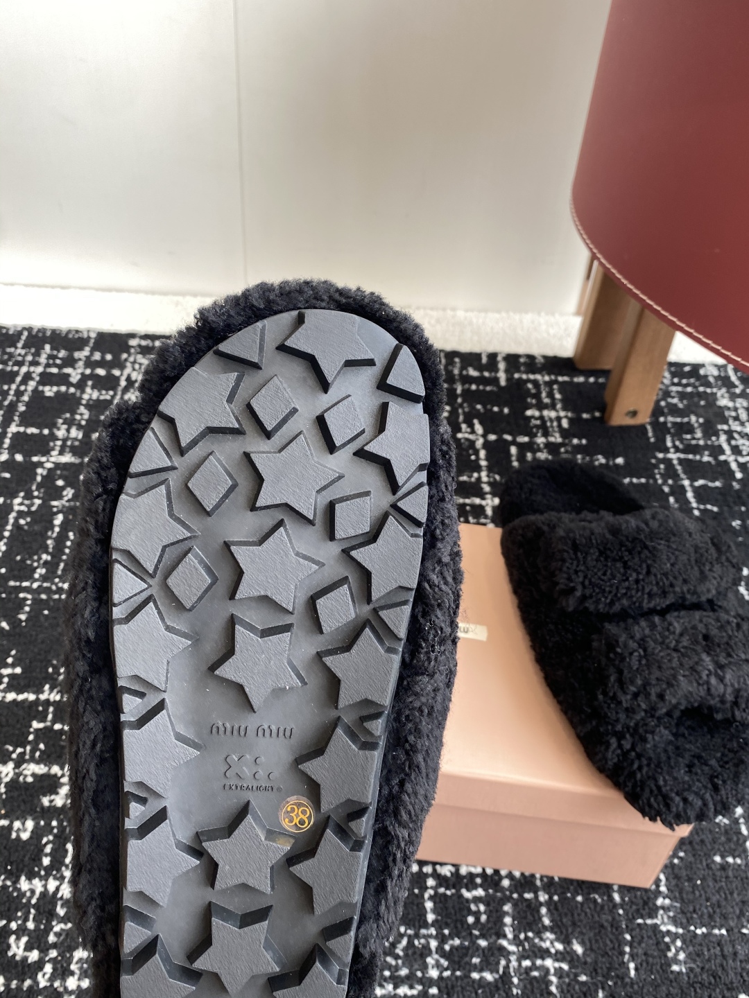 代购级
Miu Miu 25ss 秋冬新品毛拖～ 秋冬新宠 百搭时髦单品！

不管居家还是外穿都是品味的