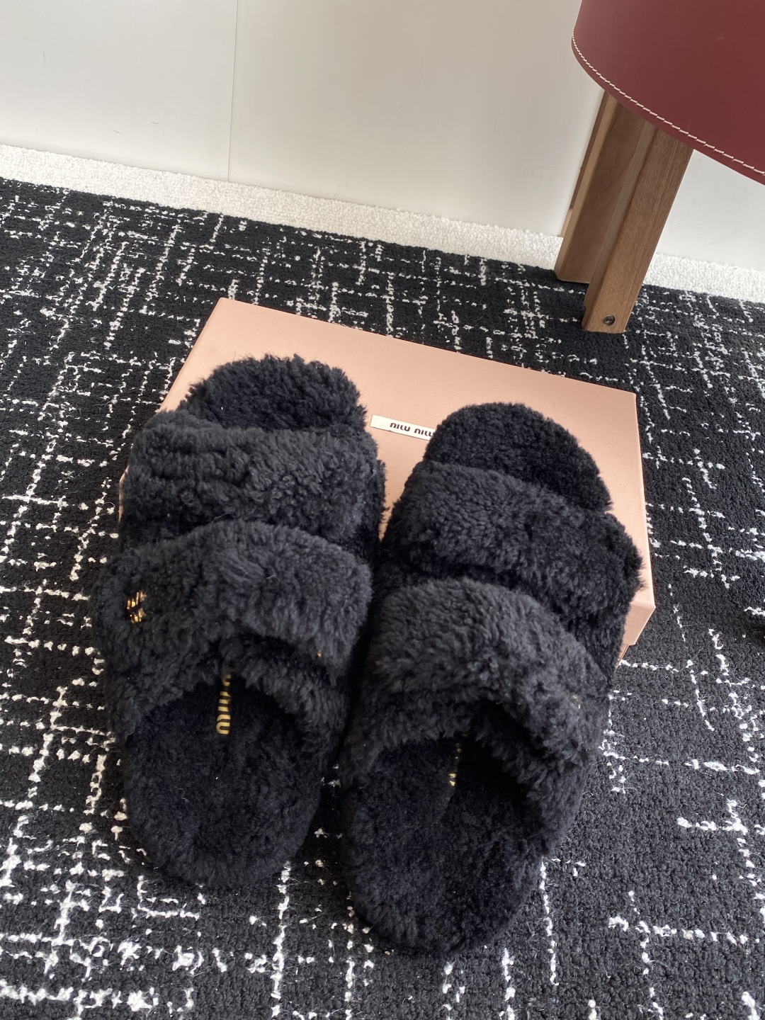 代购级
Miu Miu 25ss 秋冬新品毛拖～ 秋冬新宠 百搭时髦单品！

不管居家还是外穿都是品味的