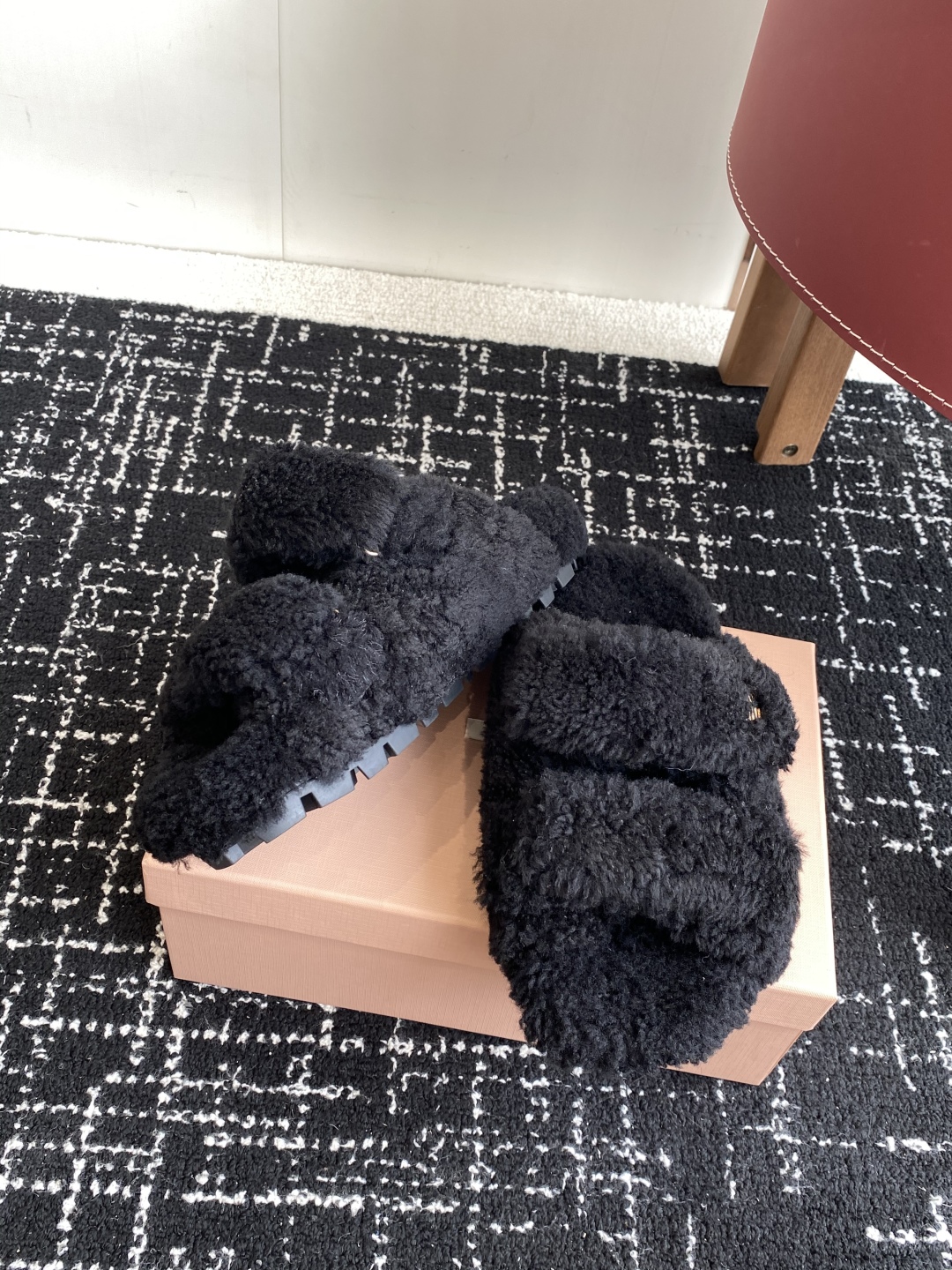代购级
Miu Miu 25ss 秋冬新品毛拖～ 秋冬新宠 百搭时髦单品！

不管居家还是外穿都是品味的