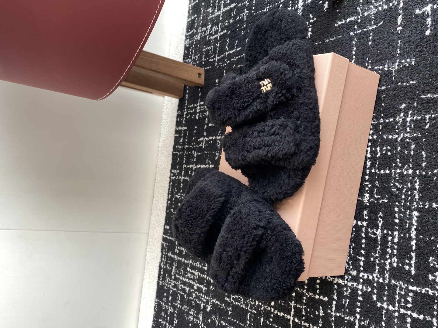 代购级
Miu Miu 25ss 秋冬新品毛拖～ 秋冬新宠 百搭时髦单品！

不管居家还是外穿都是品味的