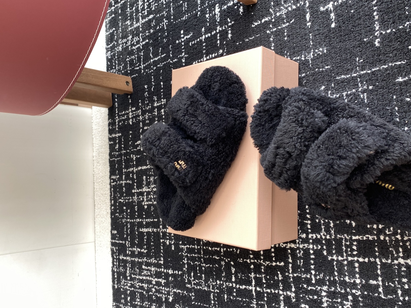 代购级
Miu Miu 25ss 秋冬新品毛拖～ 秋冬新宠 百搭时髦单品！

不管居家还是外穿都是品味的