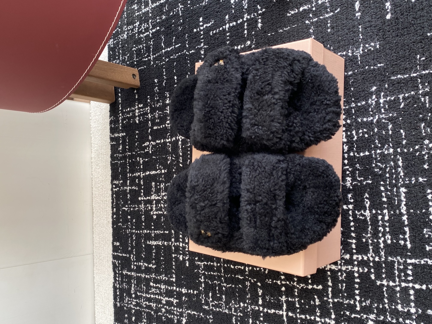 代购级
Miu Miu 25ss 秋冬新品毛拖～ 秋冬新宠 百搭时髦单品！

不管居家还是外穿都是品味的