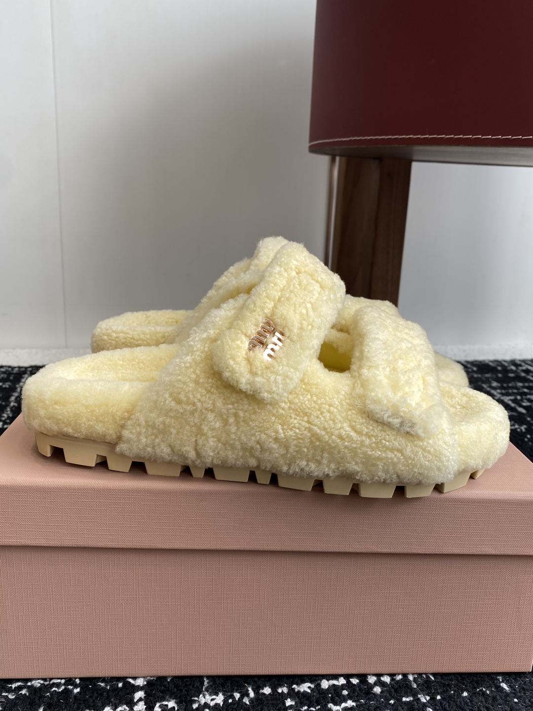 代购级
Miu Miu 25ss 秋冬新品毛拖～ 秋冬新宠 百搭时髦单品！

不管居家还是外穿都是品味的