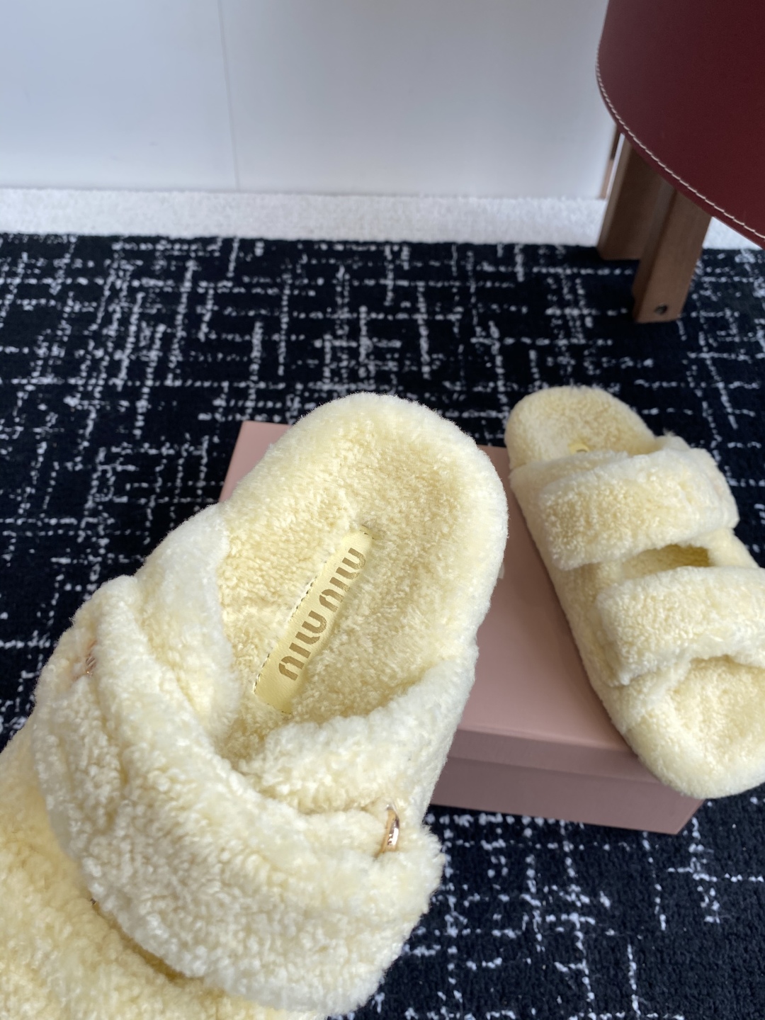 代购级
Miu Miu 25ss 秋冬新品毛拖～ 秋冬新宠 百搭时髦单品！

不管居家还是外穿都是品味的