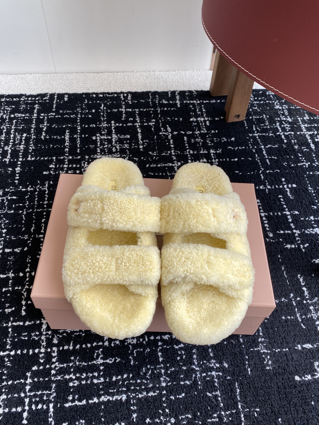 代购级
Miu Miu 25ss 秋冬新品毛拖～ 秋冬新宠 百搭时髦单品！

不管居家还是外穿都是品味的
