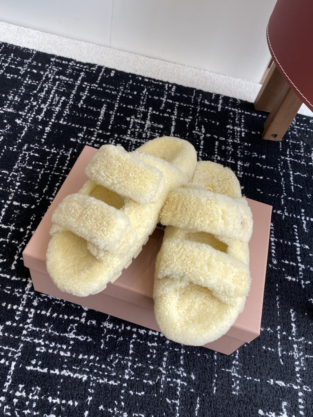 代购级
Miu Miu 25ss 秋冬新品毛拖～ 秋冬新宠 百搭时髦单品！

不管居家还是外穿都是品味的