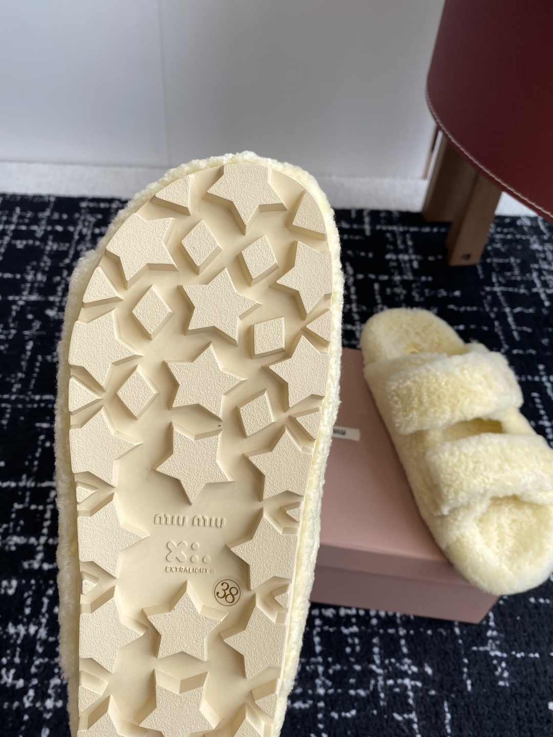 代购级
Miu Miu 25ss 秋冬新品毛拖～ 秋冬新宠 百搭时髦单品！

不管居家还是外穿都是品味的