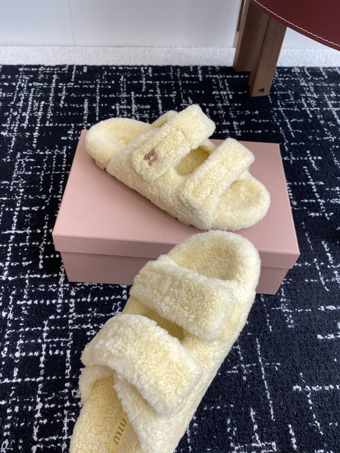 代购级
Miu Miu 25ss 秋冬新品毛拖～ 秋冬新宠 百搭时髦单品！

不管居家还是外穿都是品味的