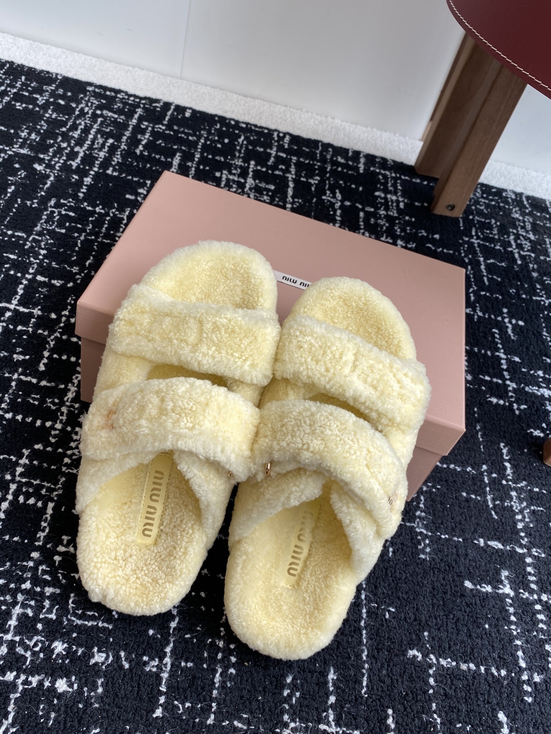 代购级
Miu Miu 25ss 秋冬新品毛拖～ 秋冬新宠 百搭时髦单品！

不管居家还是外穿都是品味的