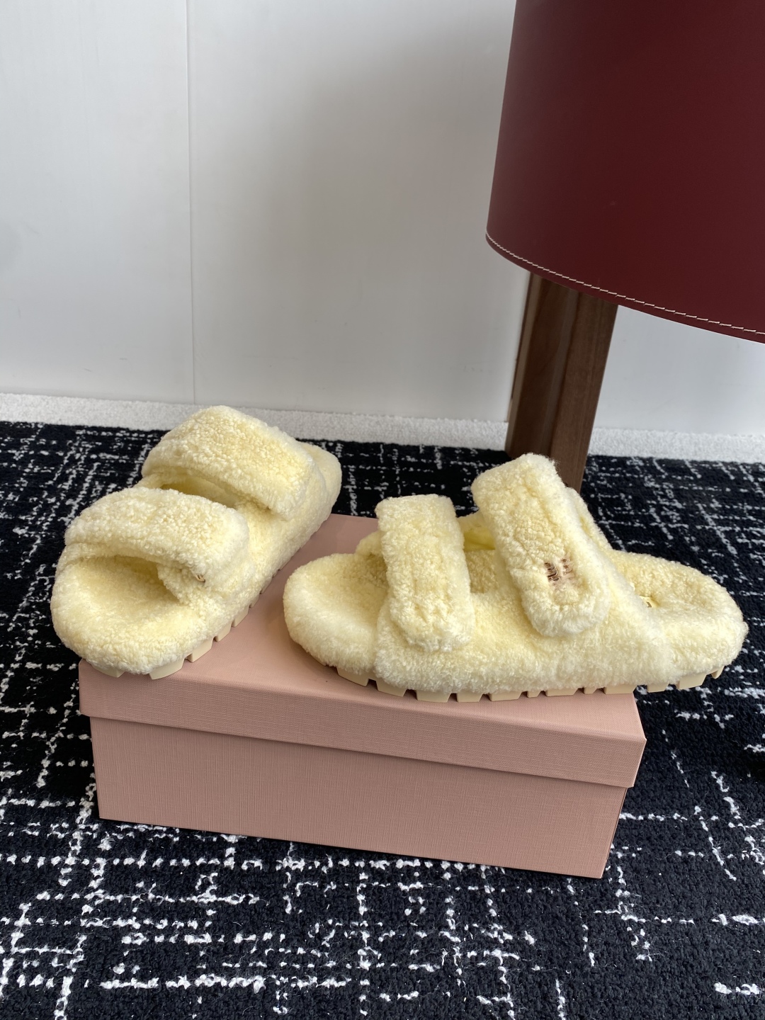 代购级
Miu Miu 25ss 秋冬新品毛拖～ 秋冬新宠 百搭时髦单品！

不管居家还是外穿都是品味的
